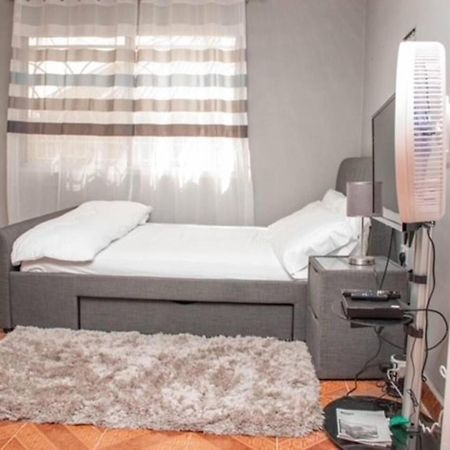 Fully Aircondition 3Bed Villa- A C- Wifi- Hotwater 프리타운 외부 사진