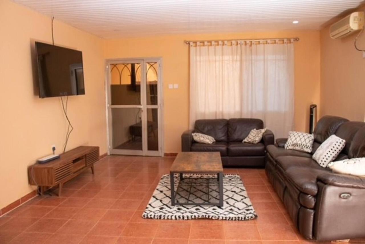 Fully Aircondition 3Bed Villa- A C- Wifi- Hotwater 프리타운 외부 사진