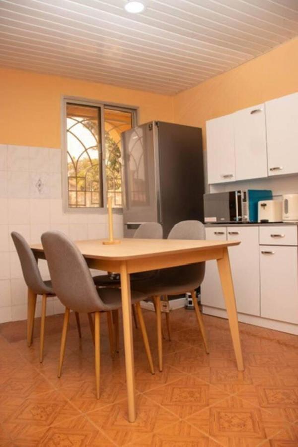 Fully Aircondition 3Bed Villa- A C- Wifi- Hotwater 프리타운 외부 사진