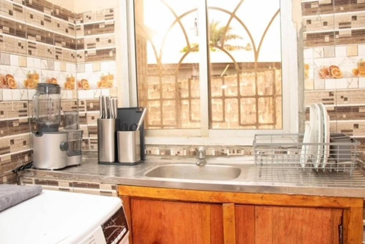 Fully Aircondition 3Bed Villa- A C- Wifi- Hotwater 프리타운 외부 사진