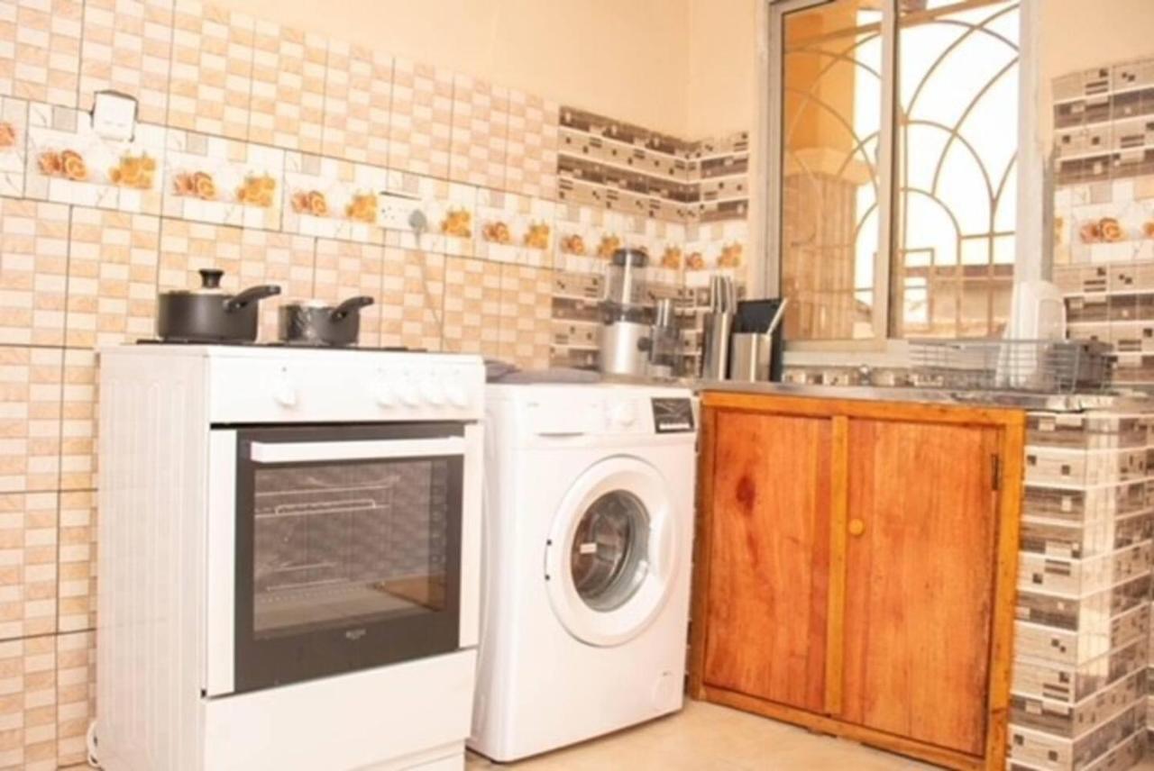 Fully Aircondition 3Bed Villa- A C- Wifi- Hotwater 프리타운 외부 사진