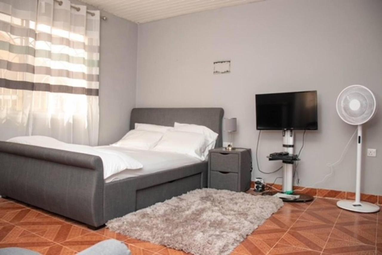 Fully Aircondition 3Bed Villa- A C- Wifi- Hotwater 프리타운 외부 사진