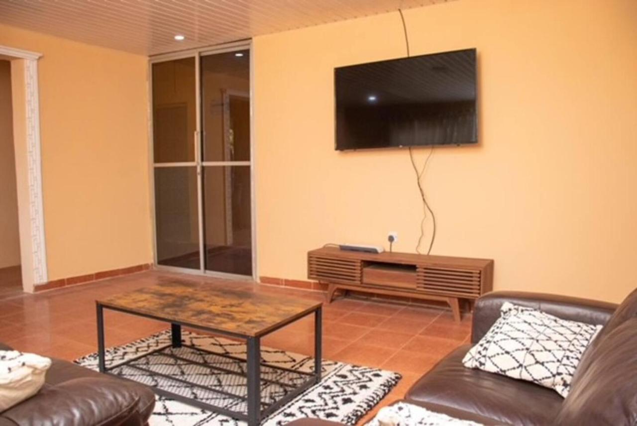 Fully Aircondition 3Bed Villa- A C- Wifi- Hotwater 프리타운 외부 사진