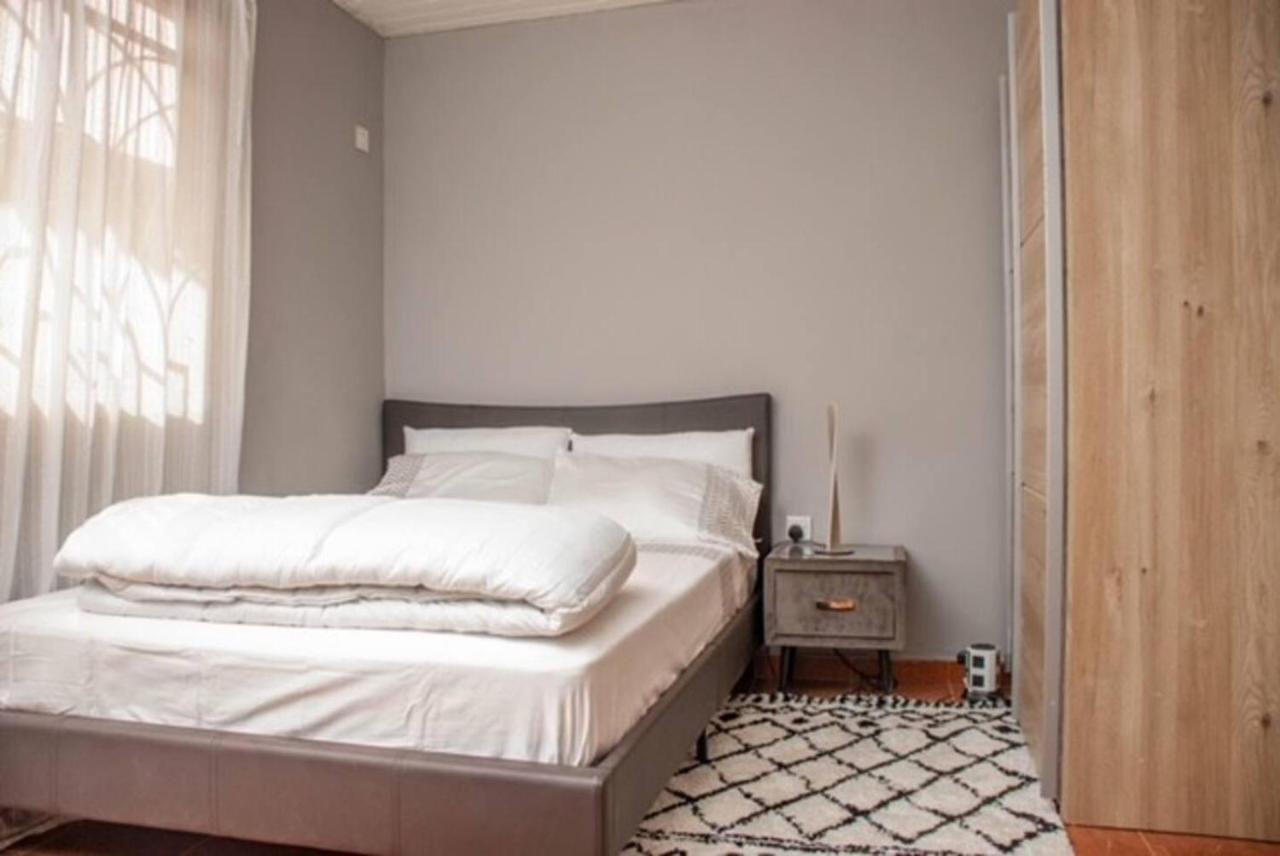 Fully Aircondition 3Bed Villa- A C- Wifi- Hotwater 프리타운 외부 사진