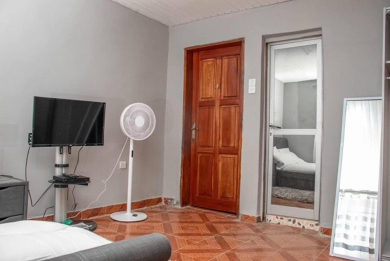 Fully Aircondition 3Bed Villa- A C- Wifi- Hotwater 프리타운 외부 사진