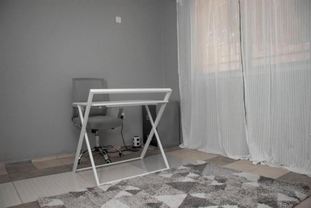 Fully Aircondition 3Bed Villa- A C- Wifi- Hotwater 프리타운 외부 사진