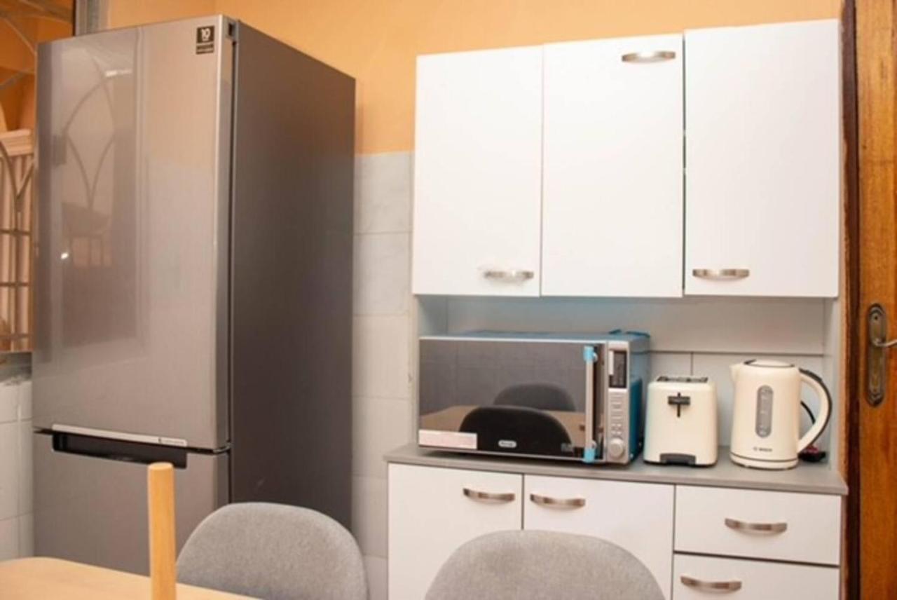 Fully Aircondition 3Bed Villa- A C- Wifi- Hotwater 프리타운 외부 사진