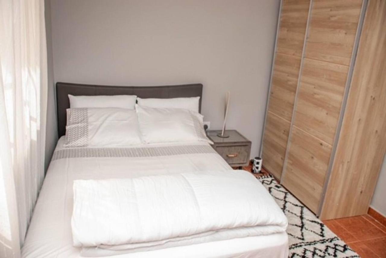 Fully Aircondition 3Bed Villa- A C- Wifi- Hotwater 프리타운 외부 사진