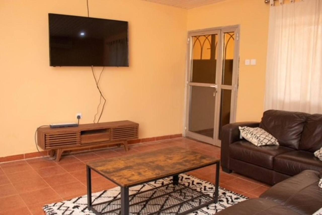 Fully Aircondition 3Bed Villa- A C- Wifi- Hotwater 프리타운 외부 사진