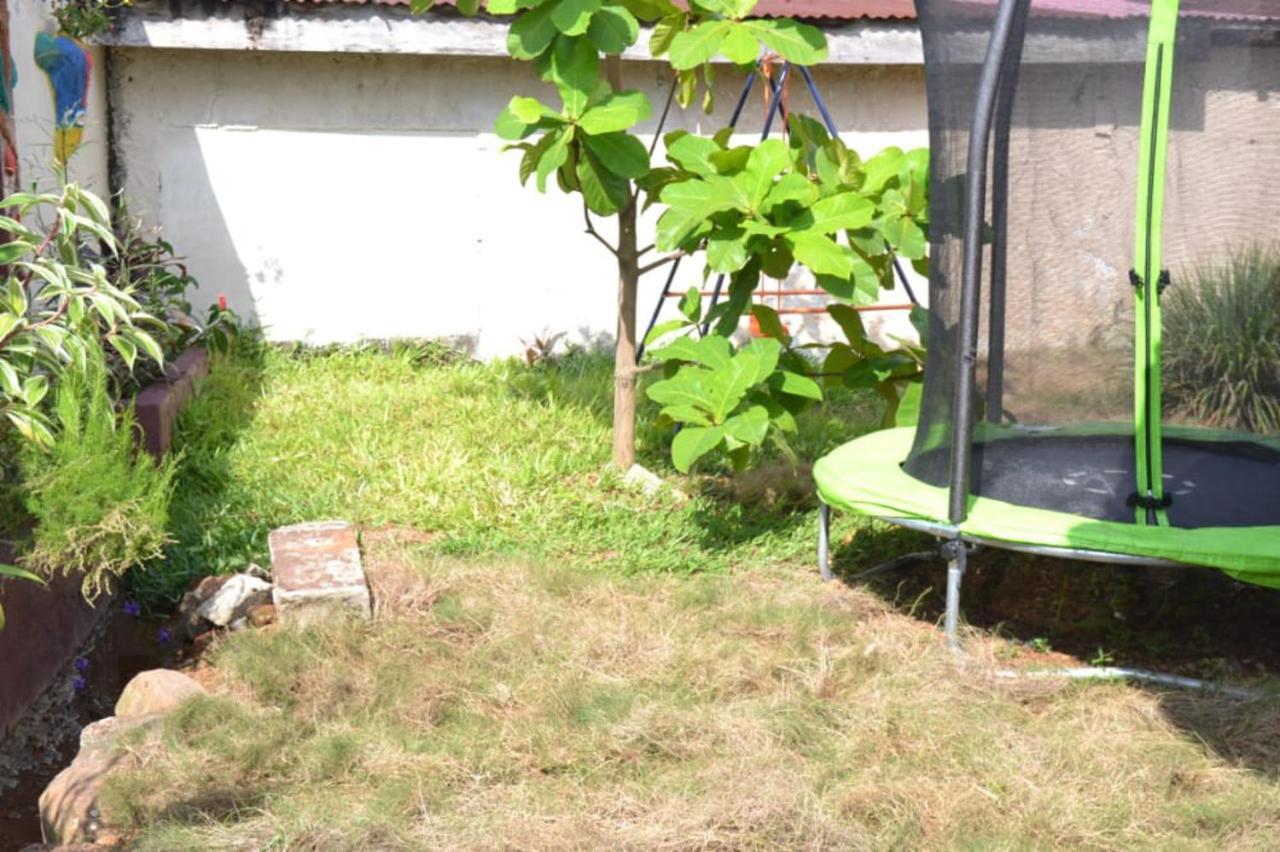 Fully Aircondition 3Bed Villa- A C- Wifi- Hotwater 프리타운 외부 사진