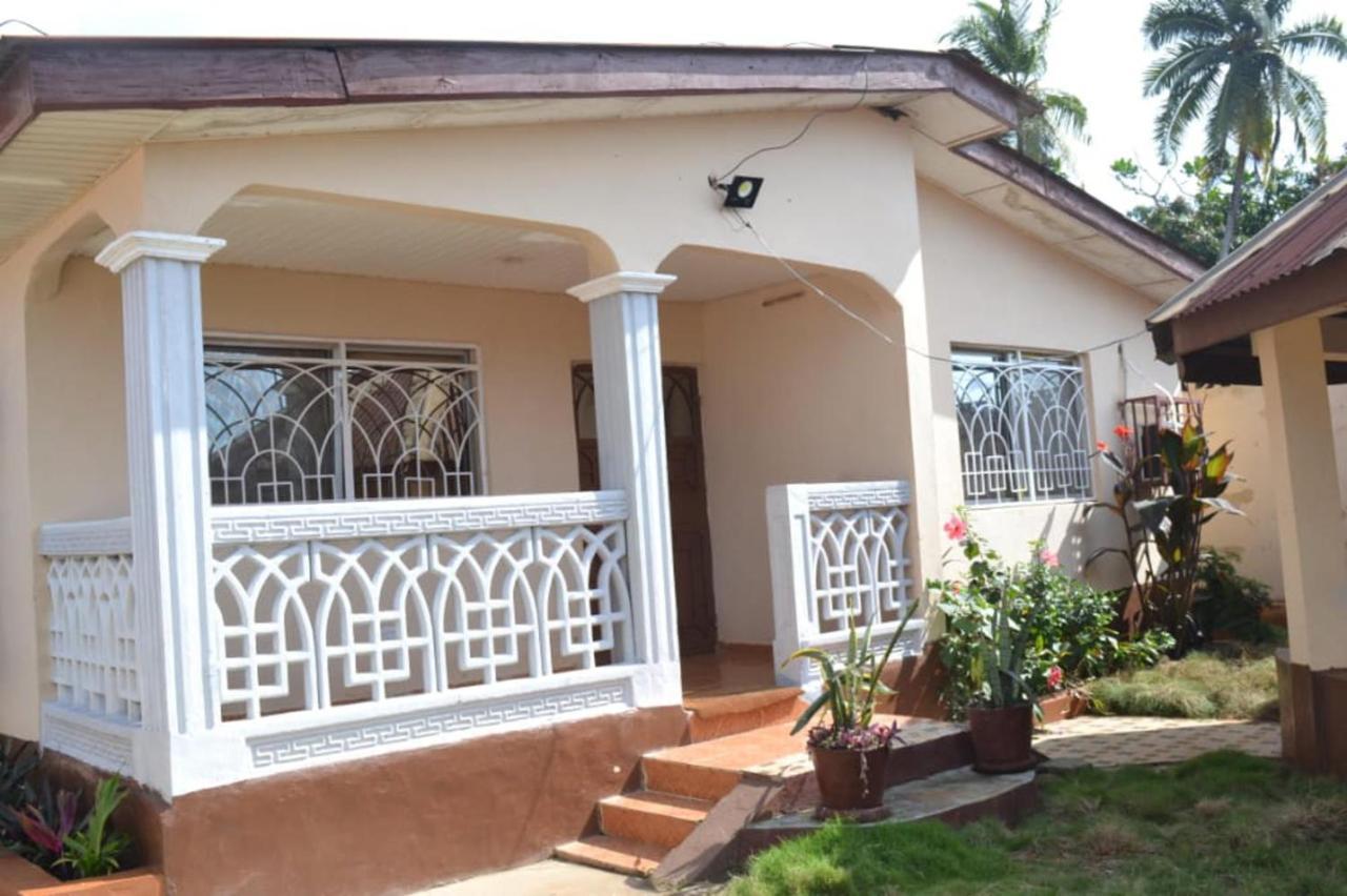 Fully Aircondition 3Bed Villa- A C- Wifi- Hotwater 프리타운 외부 사진