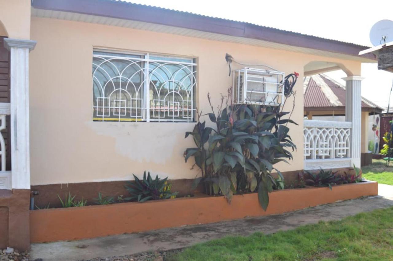 Fully Aircondition 3Bed Villa- A C- Wifi- Hotwater 프리타운 외부 사진