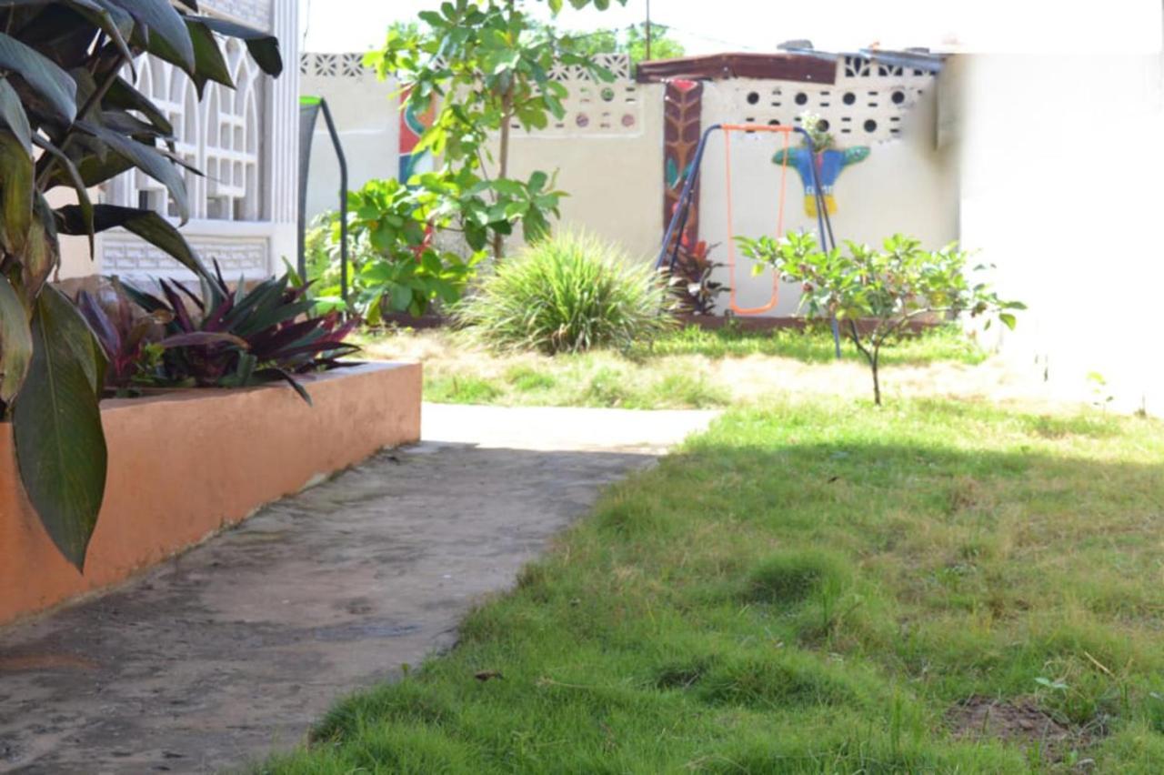 Fully Aircondition 3Bed Villa- A C- Wifi- Hotwater 프리타운 외부 사진